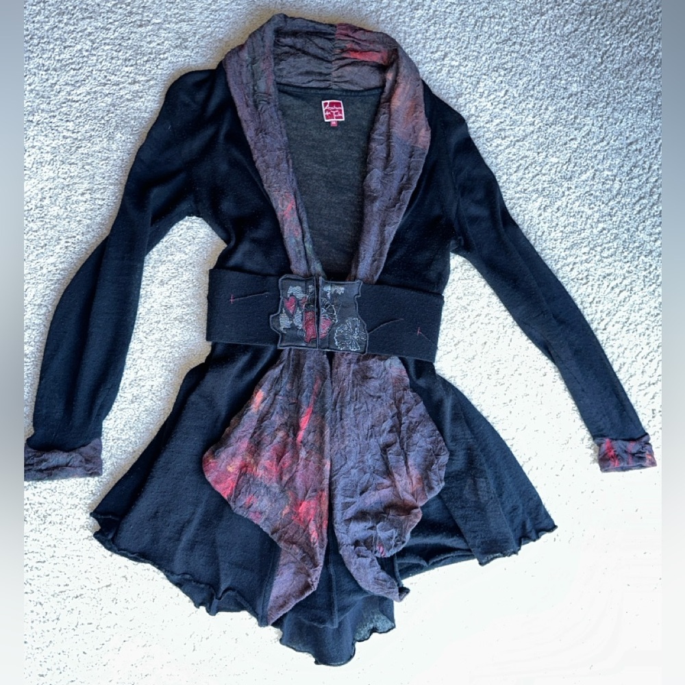 Aventures des Toiles Designer Chic belted top